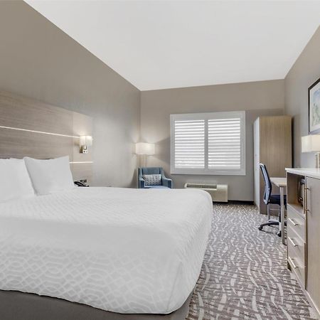 Best Western Plus Lake Elsinore Inn & Suites Exterior photo