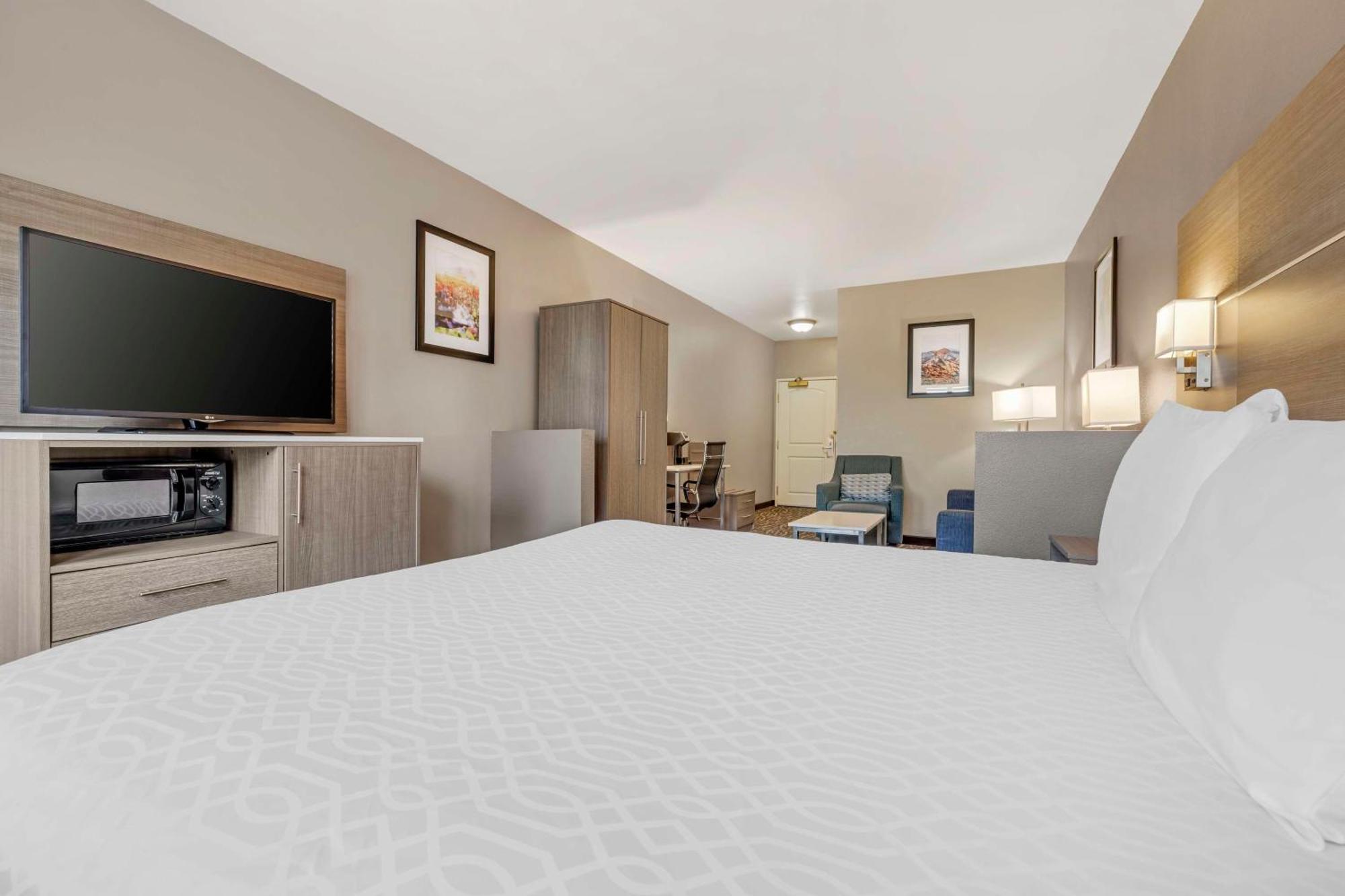 Best Western Plus Lake Elsinore Inn & Suites Exterior photo