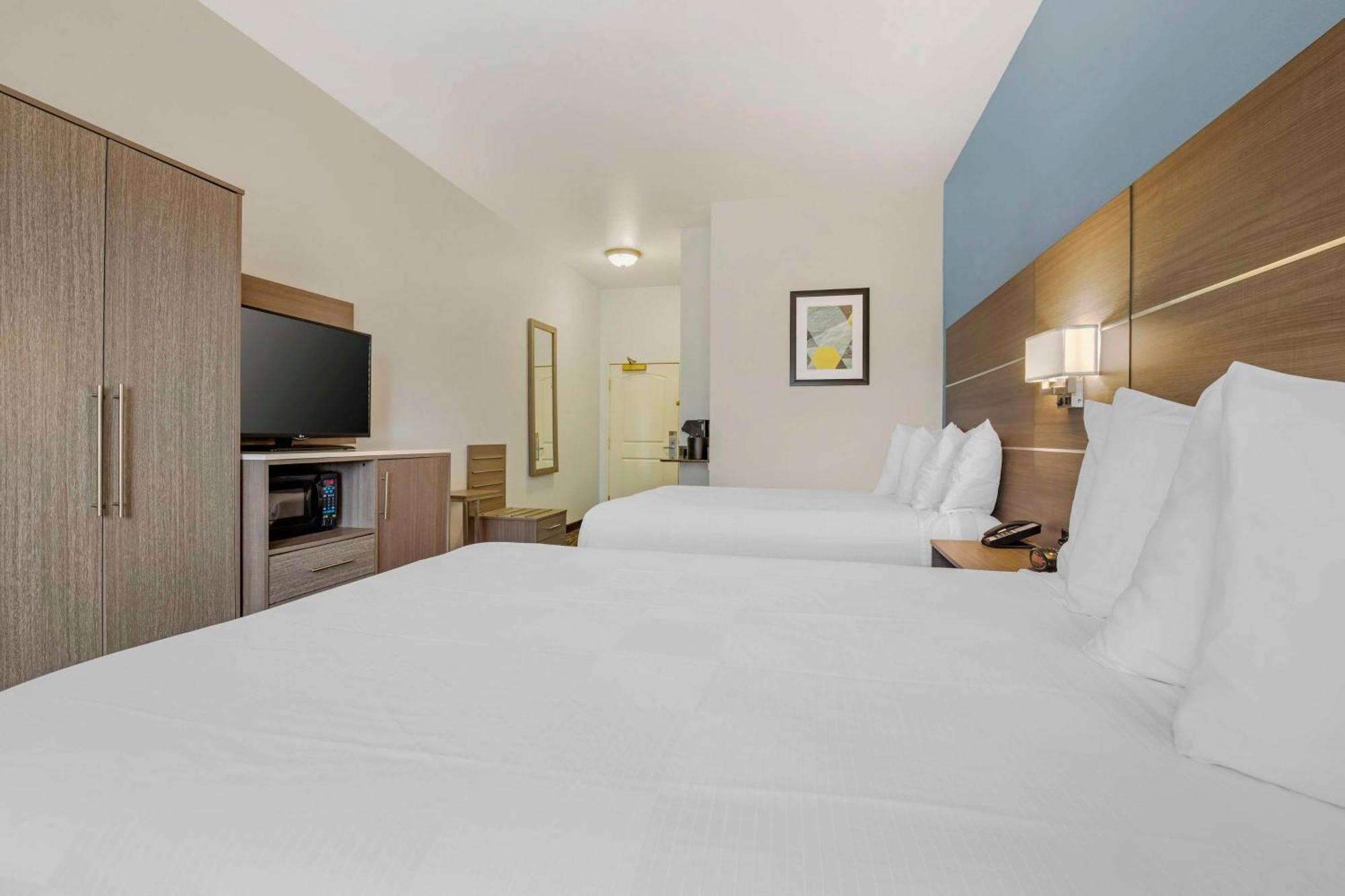 Best Western Plus Lake Elsinore Inn & Suites Exterior photo