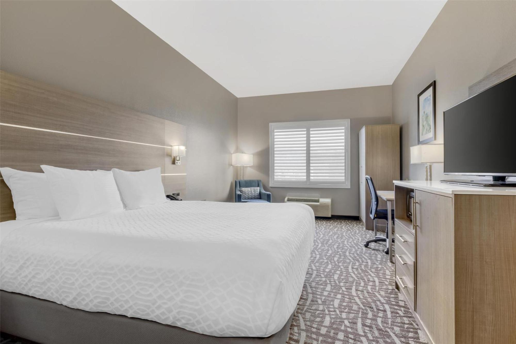 Best Western Plus Lake Elsinore Inn & Suites Exterior photo