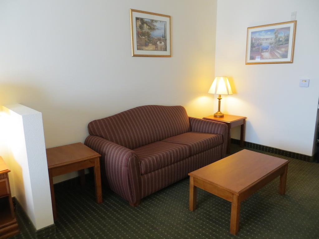 Best Western Plus Lake Elsinore Inn & Suites Exterior photo